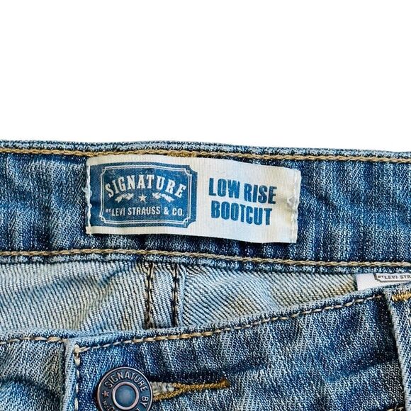 Levi Signature Light Wash Low Rise Bootcut Jeans - Size 12 - Picture 6 of 13